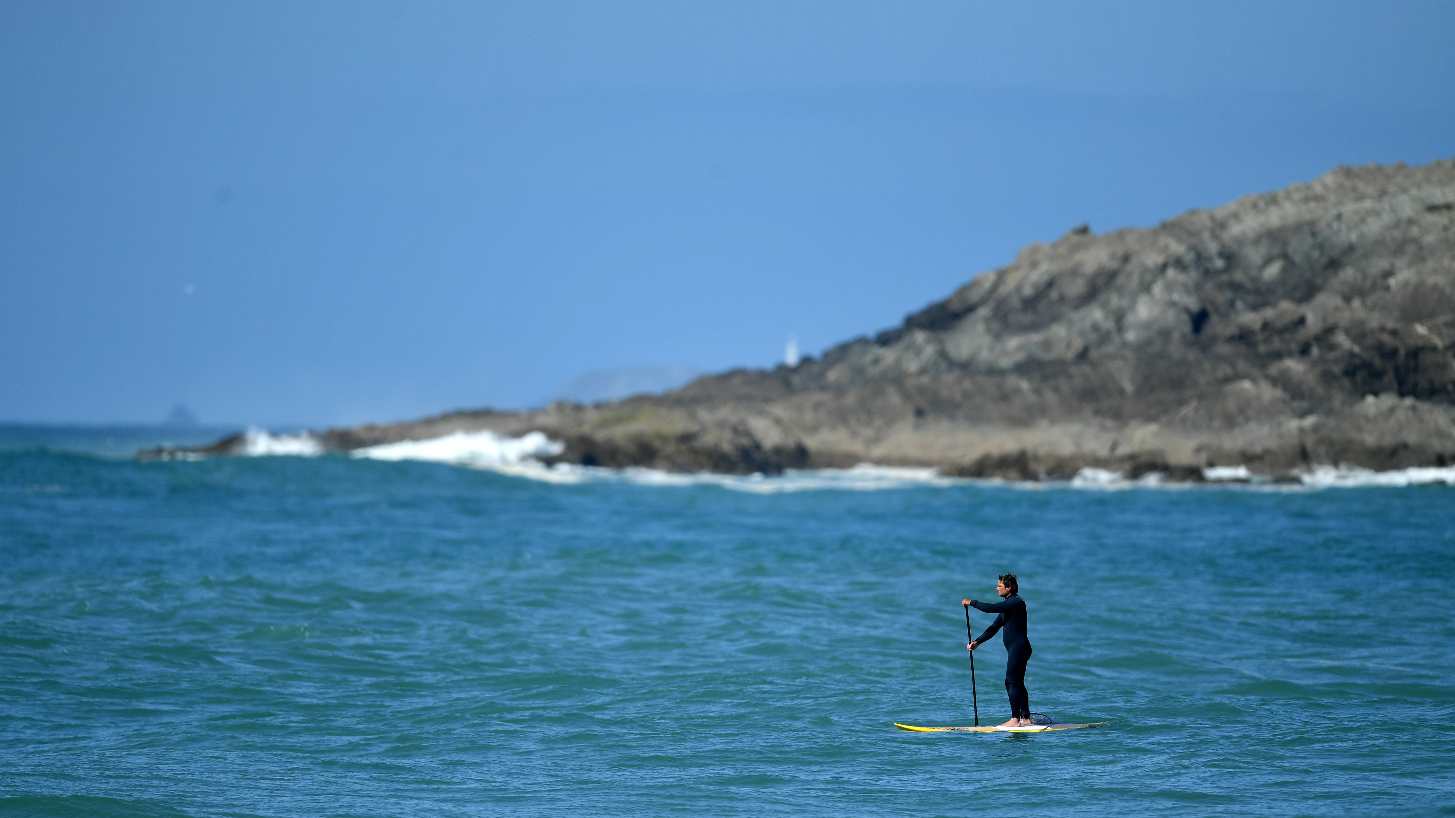 Hombre practicando Paddle Surf en Inglaterra