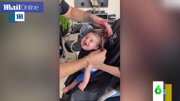 El divertido vídeo de la primera vez de un bebé en la peluquería