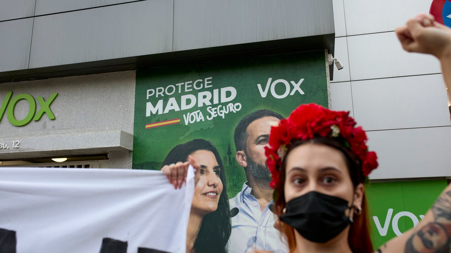 Activistas de Femen protestan frente a la sede de Vox con una pancarta con el lema "No pasar&aacute;n"