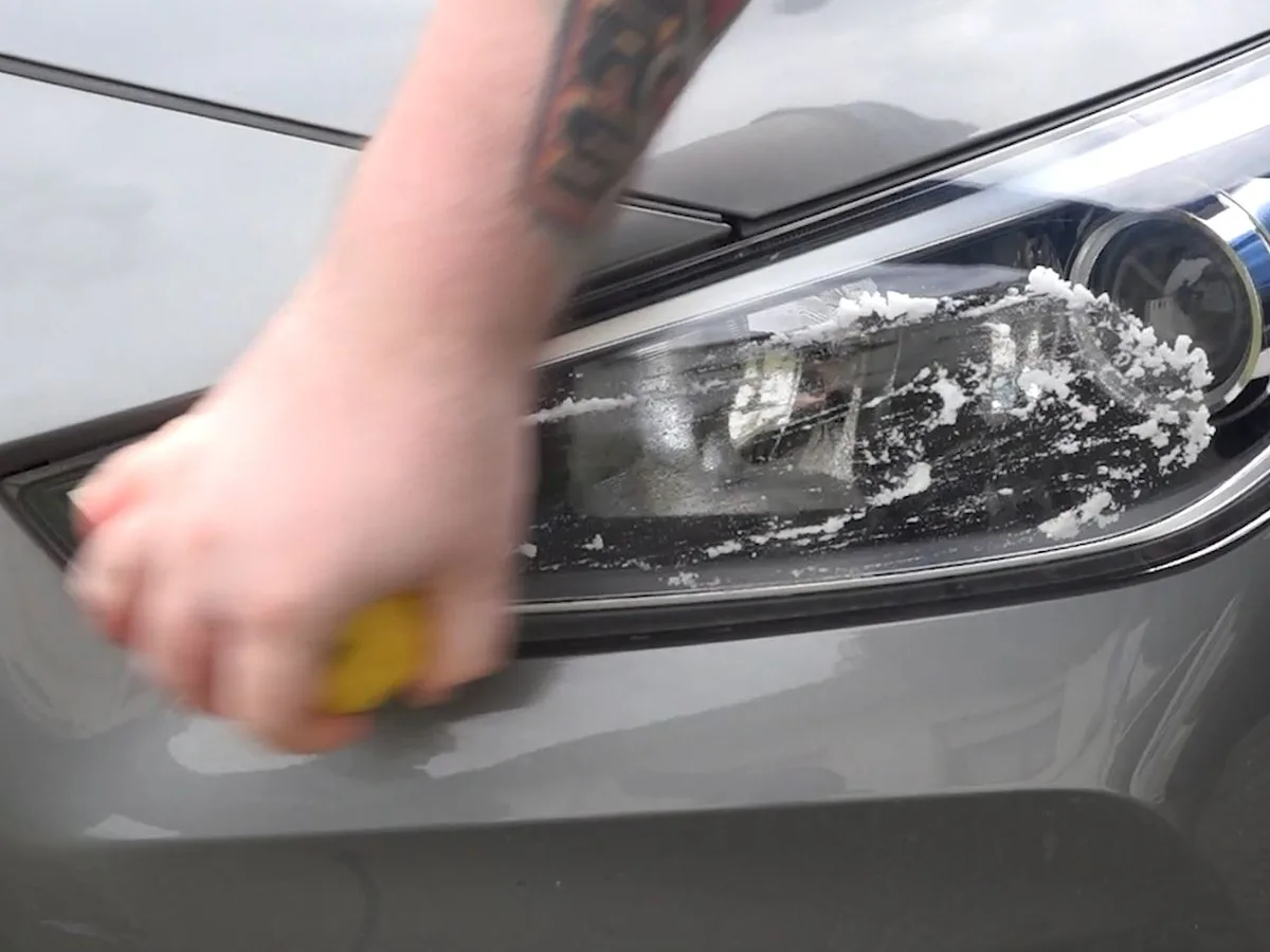 Este es el mejor truco para limpiar los faros de tu coche de forma rápida,  barata