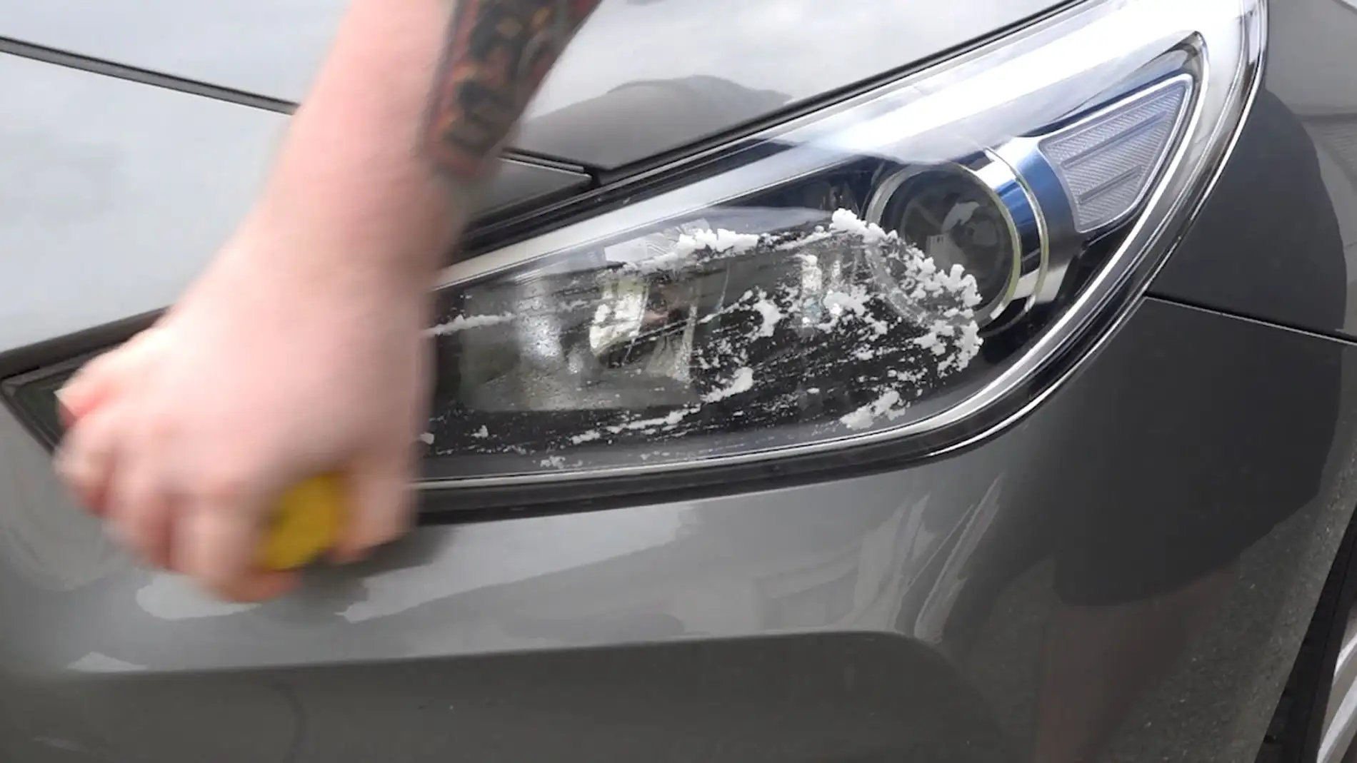 Lo encontré Moretón Si Este truco de TikTok para limpiar los faros del coche se ha hecho viral