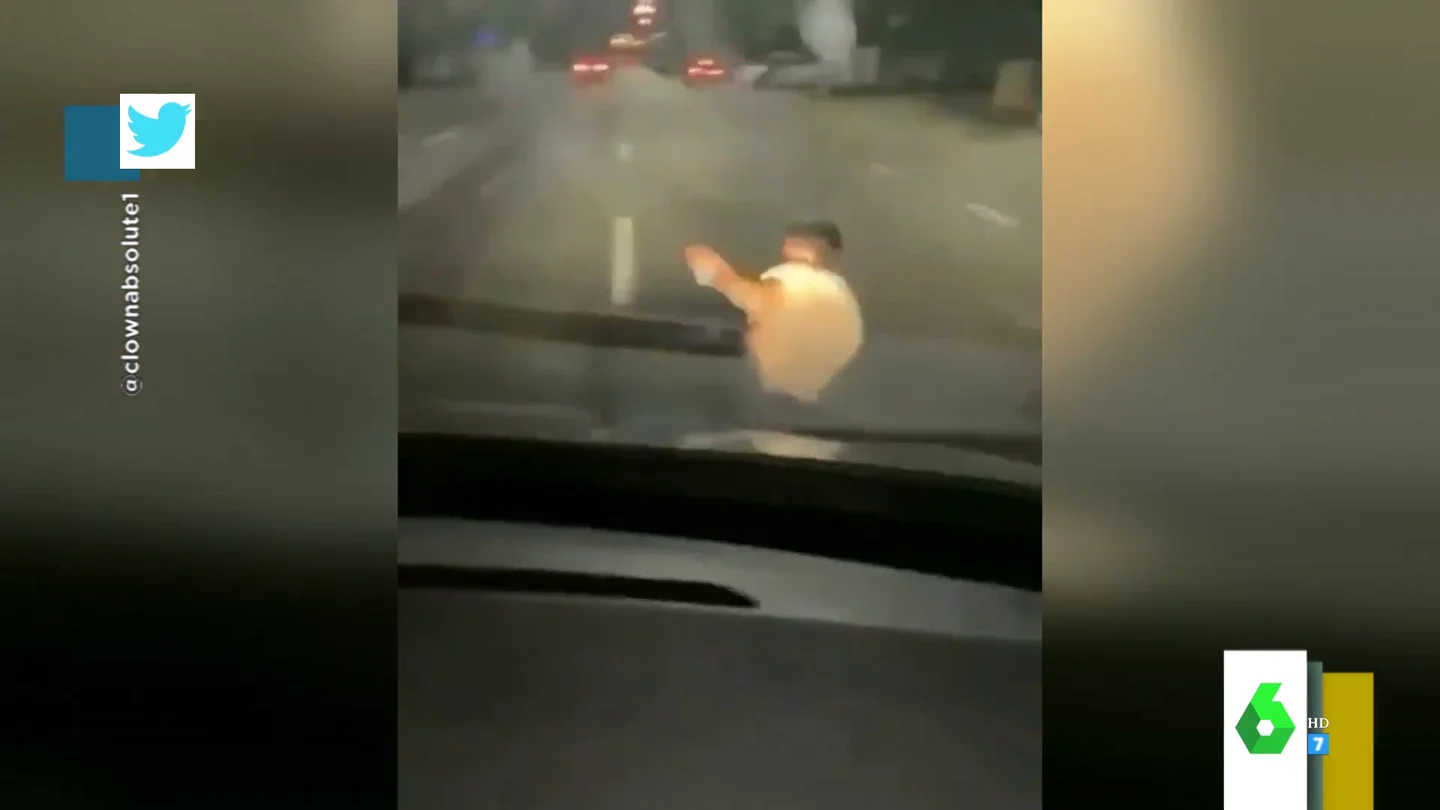 El impactante momento en el que un joven se cae cuando viajaba en el capó de un coche El impactante momento en el que un joven se cae cuando viajaba en el capó de un coche