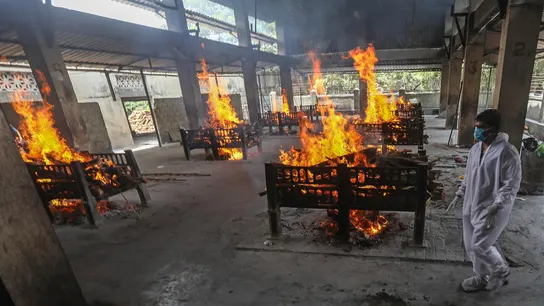 Piras ardiendo en La India durante la pandemia del coronavirus Piras ardiendo en La India durante la pandemia del coronavirus