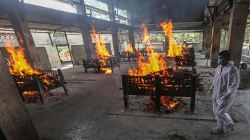 Piras ardiendo en La India durante la pandemia del coronavirus