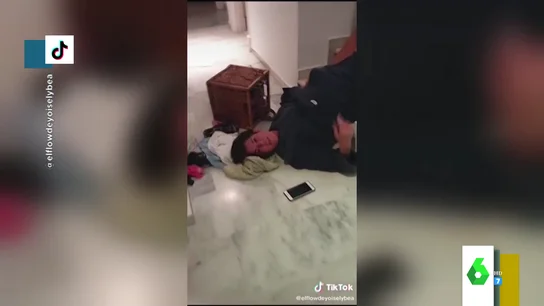 La broma de un hijo a su madre que acaba con la mujer fingiendo que se ha caído por las escaleras para cubrirle frente a la Policía La broma de un hijo a su madre que acaba con la mujer fingiendo que se ha caído por las escaleras para cubrirle frente a la Policía