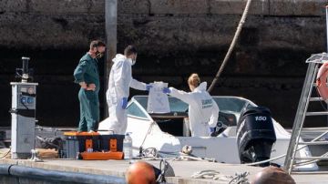 La Policía Científica analiza una embarcación