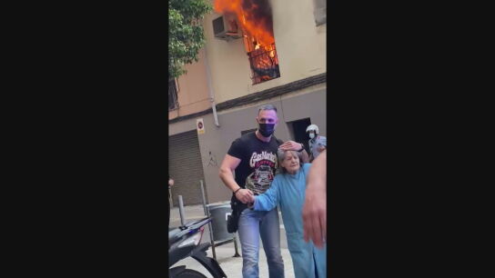 Rescatan a una anciana de un incendio en L'Hospitalet de Llobregat