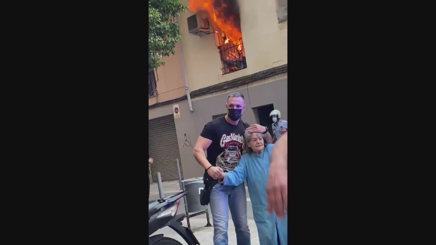 Rescatan a una anciana de un incendio en L'Hospitalet de Llobregat Rescatan a una anciana de un incendio en L'Hospitalet de Llobregat