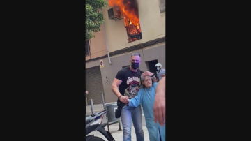 Rescatan a una anciana de un incendio en L'Hospitalet de Llobregat