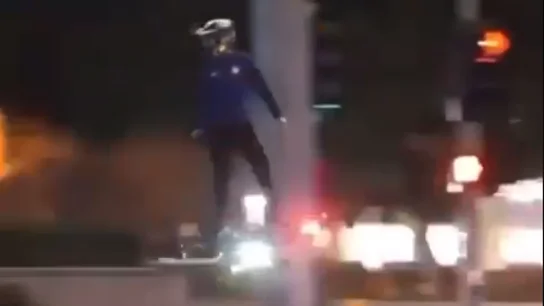 Graban a un hombre volando sobre un dron en Estados Unidos Graban a un hombre volando sobre un dron en Estados Unidos