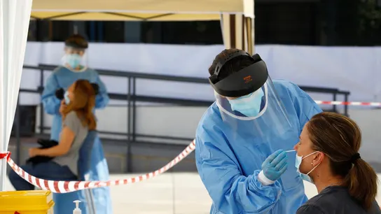 Sanitarios realizan pruebas de coronavirus (Archivo) Sanitarios realizan pruebas de coronavirus