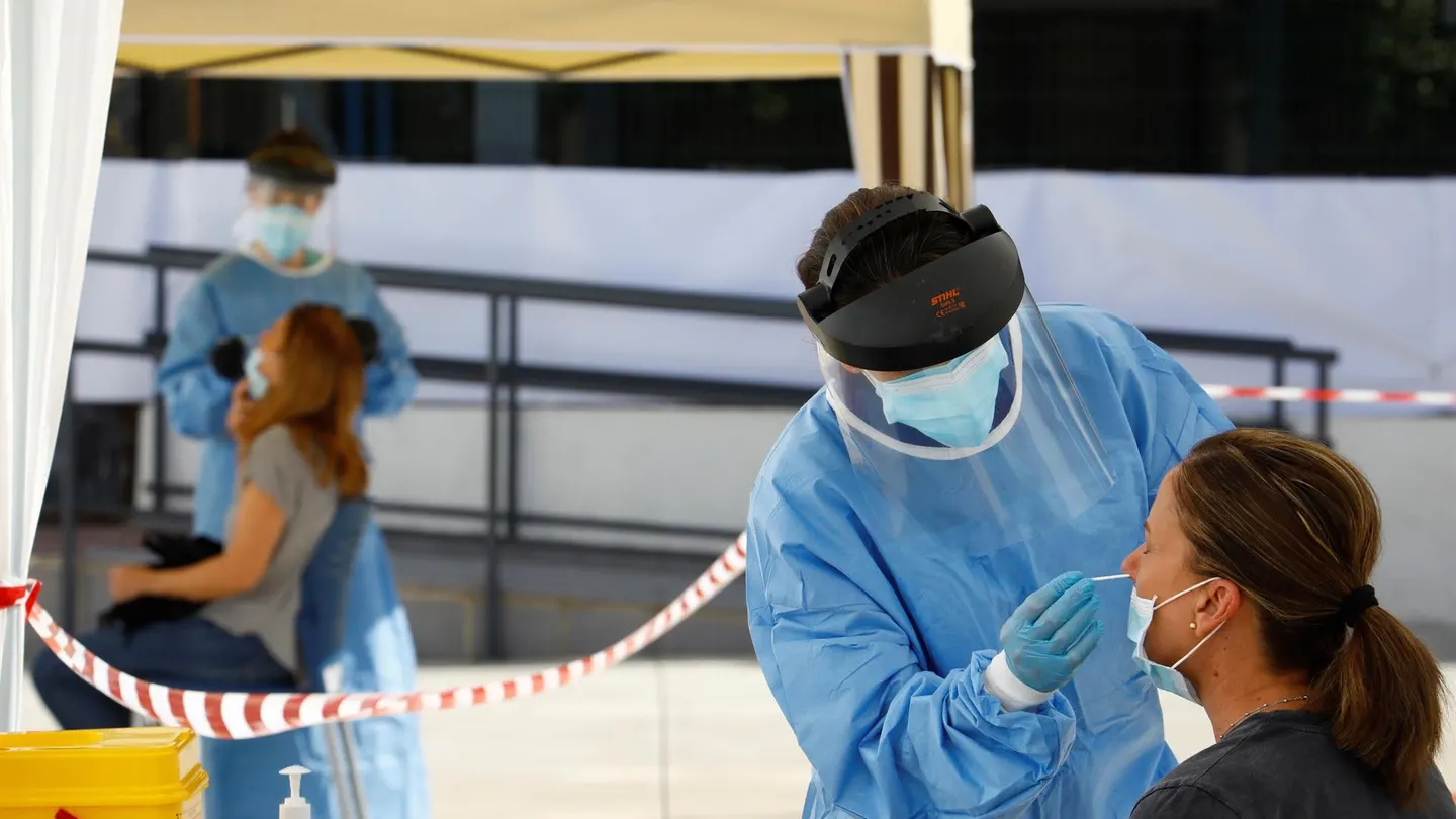 Sanitarios realizan pruebas de coronavirus (Archivo) Sanitarios realizan pruebas de coronavirus