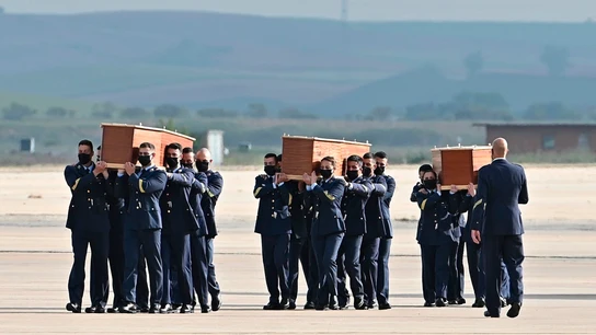 Varios militares llevan los féretros con los restos mortales de los periodistas David Beriáin y Roberto Fraile Varios militares llevan los féretros con los restos mortales de los periodistas David Beriáin y Roberto Fraile