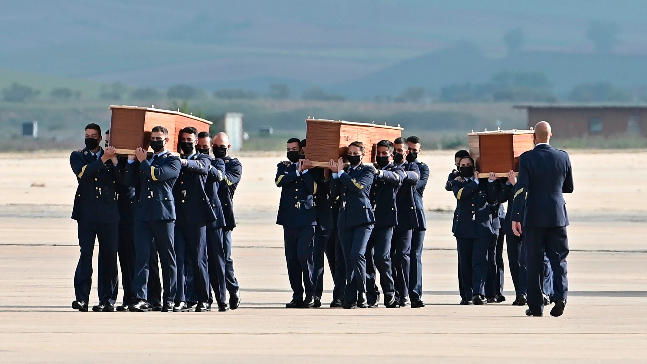 Varios militares llevan los féretros con los restos mortales de los periodistas David Beriáin y Roberto Fraile