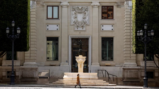 Una mujer pasea frente a la fachada de la sede del Banco de España en Sevilla Una mujer pasea frente a la fachada de la sede del Banco de España en Sevilla