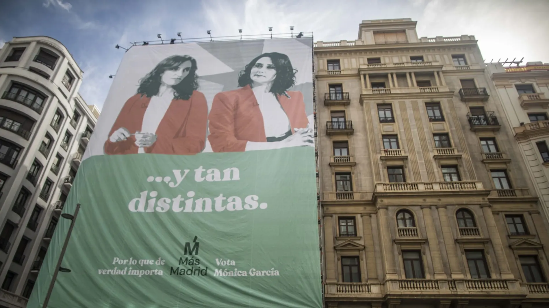 Lona de Más Madrid pidiendo el voto para su candidata