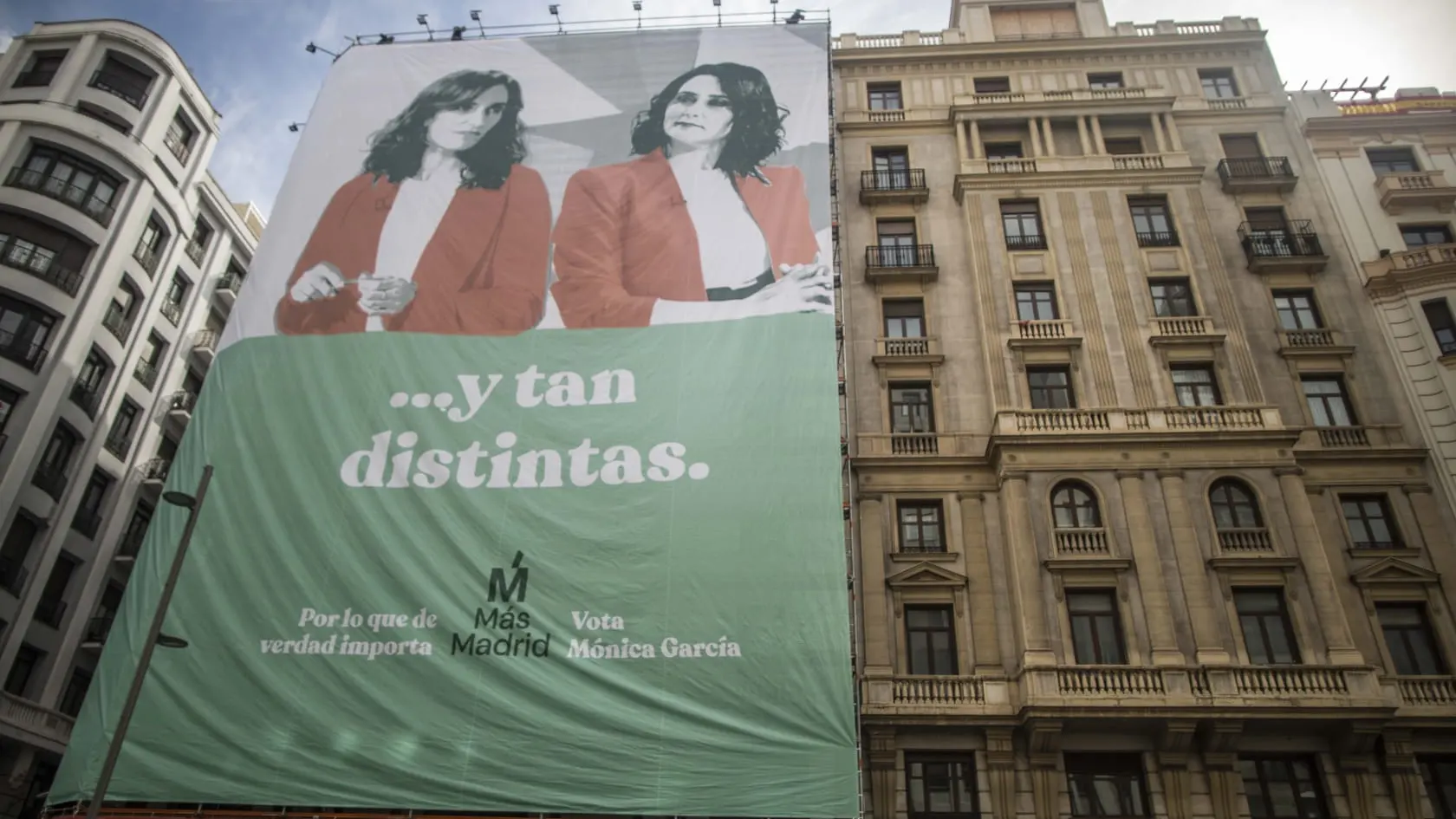 Lona de Más Madrid pidiendo el voto para su candidata