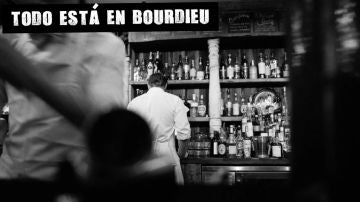 Dos camareros en un bar (Archivo)