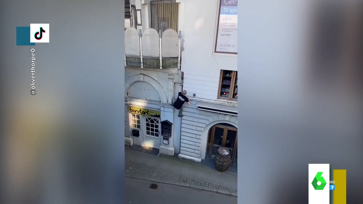La escalada de vértigo de un joven hasta su balcón al más puro estilo 'Assassins creed' La escalada de vértigo de un joven hasta su balcón al más puro estilo 'Assassins creed'