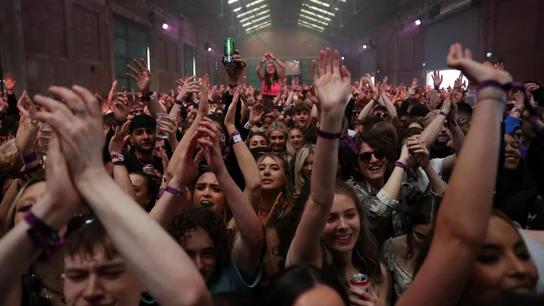 Momento de la prueba piloto en Liverpool con 3.000 personas sin mascarilla ni distancia interpersonal Momento de la prueba piloto en Liverpool con 3.000 personas sin mascarilla ni distancia interpersonal