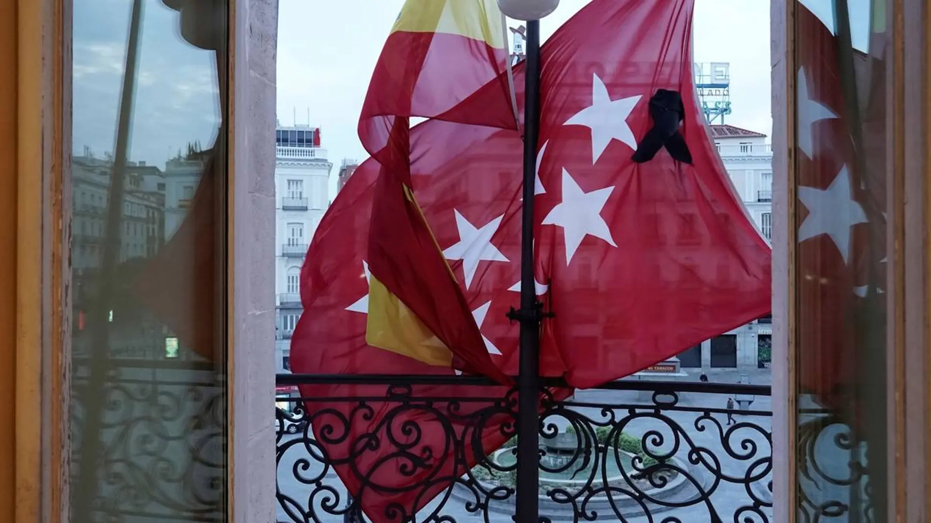 Banderas de la Comunidad de Madrid y de España en los balcones de la sede del Gobierno