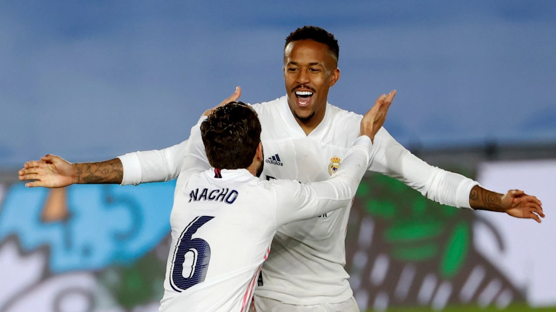 Militao celebra un gol con Nacho