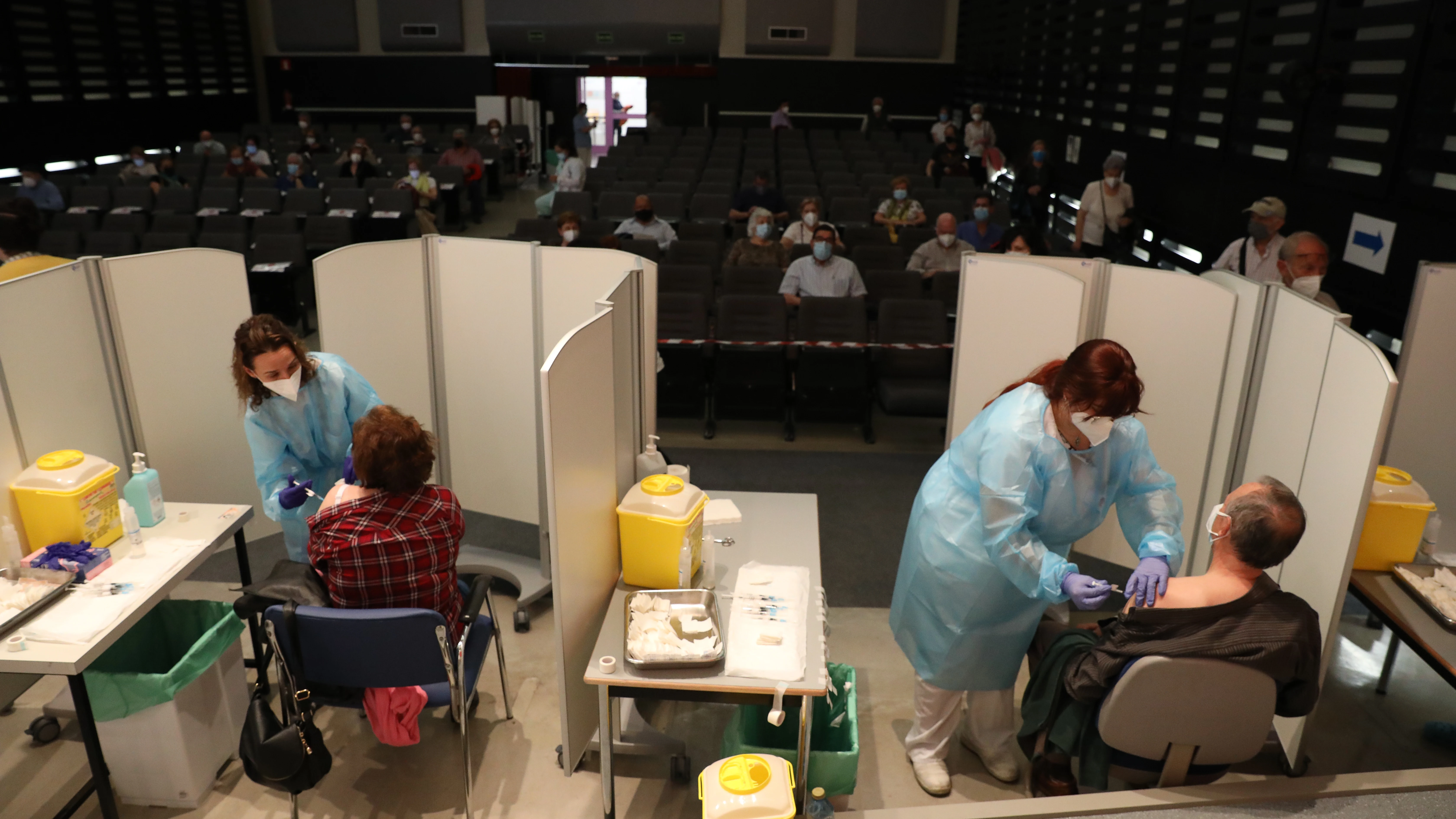 Dos personas reciben la vacuna en el hospital de Getafe