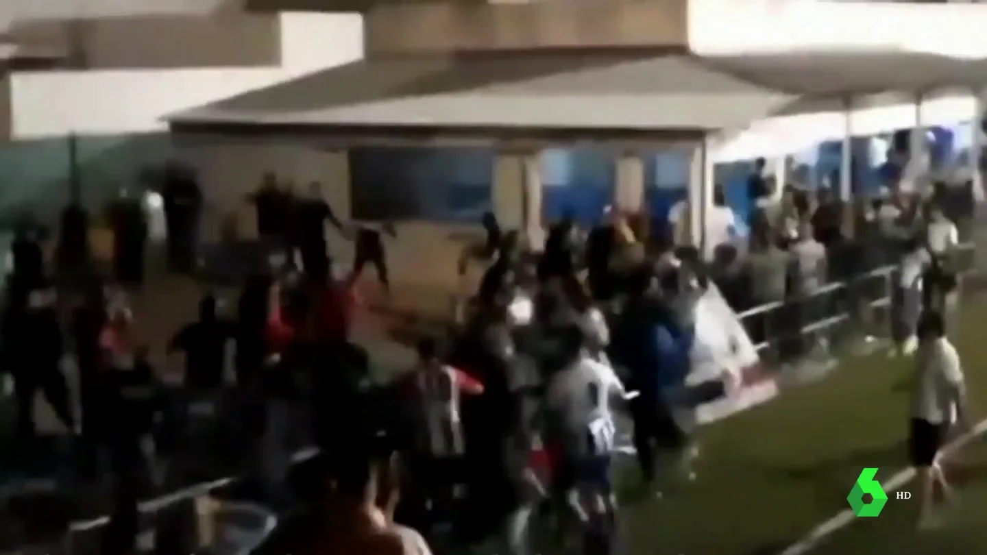 Al menos 15 heridos en una pelea multitudinaria entre aficionados y futbolistas en un partido en Sevilla Al menos 15 heridos en una pelea multitudinaria entre aficionados y futbolistas en un partido en Sevilla