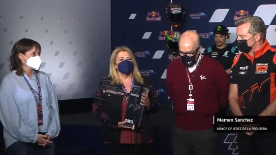Mamen Sánchez, alcaldesa de Jerez recogiendo el Mejor GP del Año Mamen Sánchez, alcaldesa de Jerez recogiendo el Mejor GP del Año