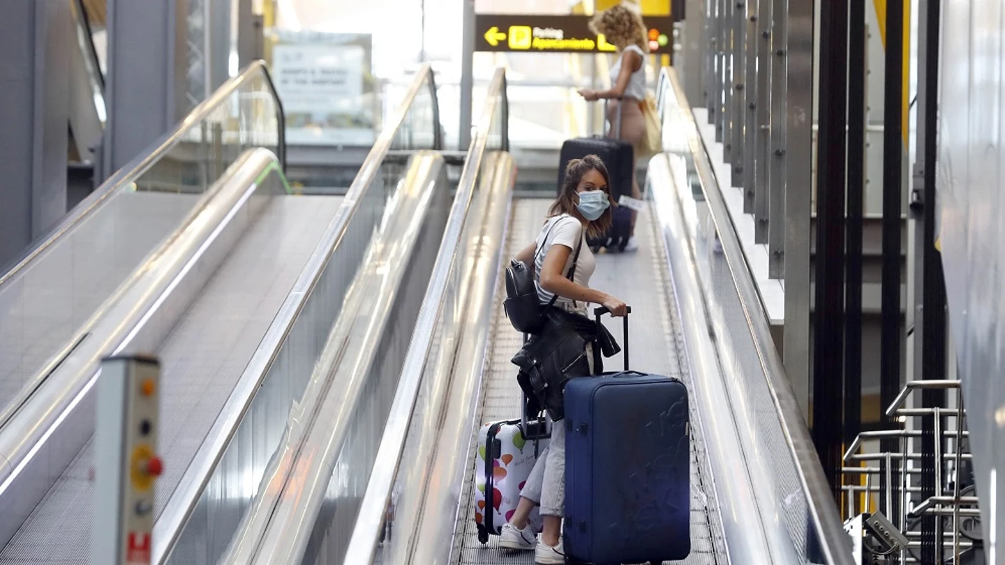 Una persona en el aeropuerto en Madrid Una persona en el aeropuerto en Madrid