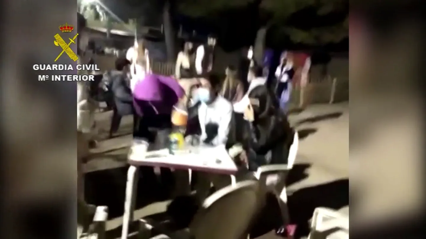 Desalojan una macrofiesta ilegal con 400 universitarios en Ciempozuelos (Madrid) Desalojan una macrofiesta ilegal con 400 universitarios en Ciempozuelos (Madrid)
