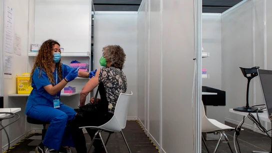 Una mujer recibe la vacuna contra el coronavirus Una mujer recibe la vacuna contra el coronavirus