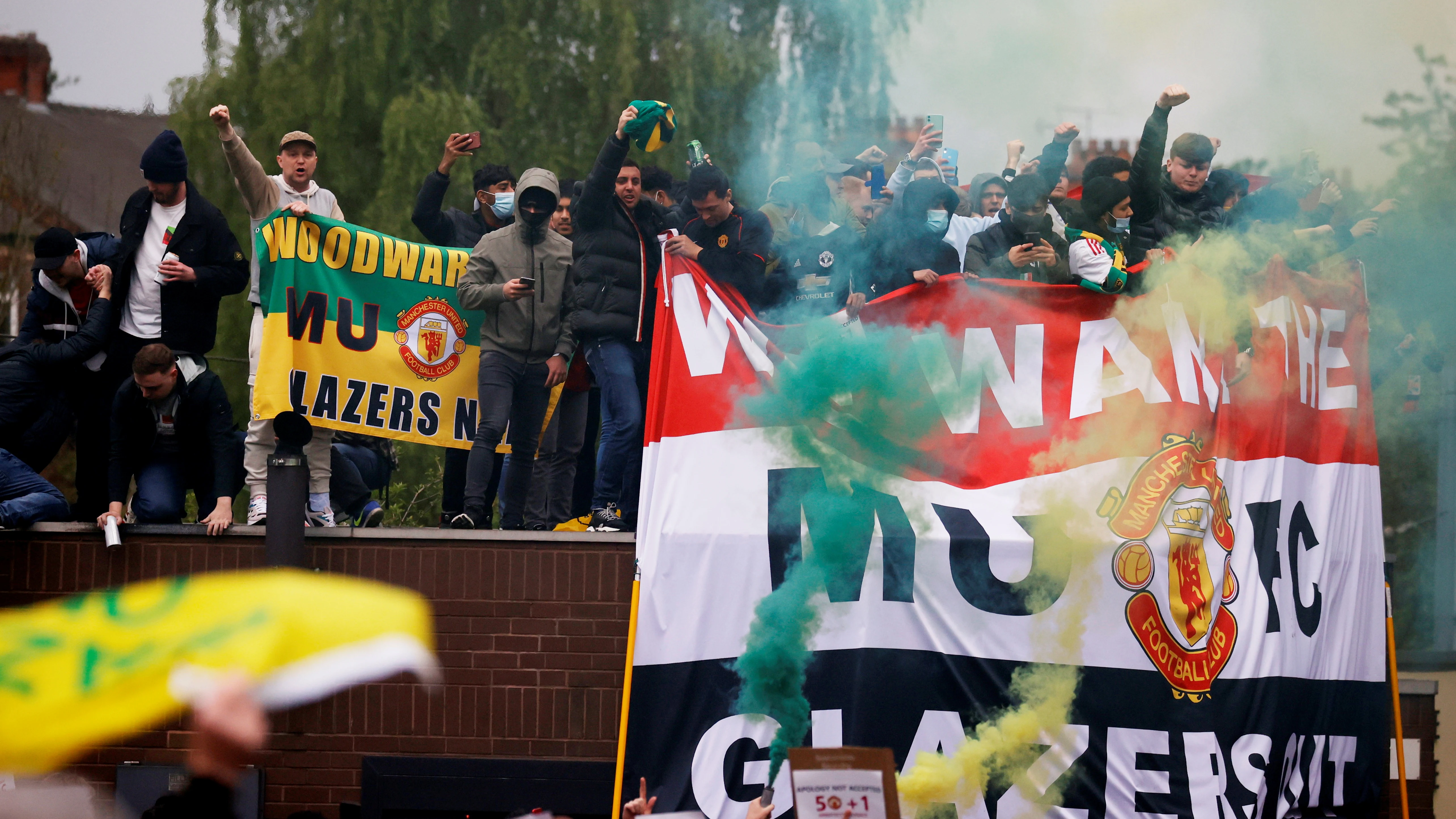 Los aficionados de los 'Diablos rojos' protestan por su intento de entrar en la Superliga