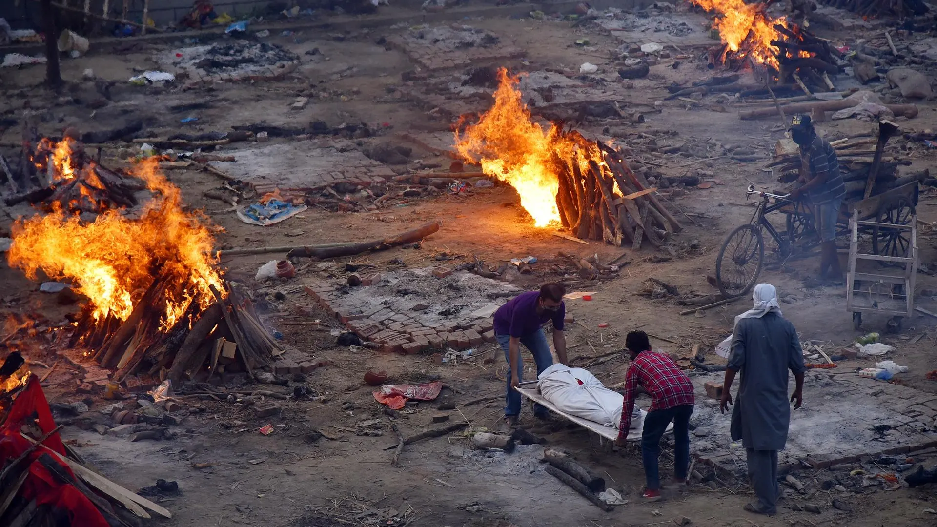 Imagen de archivo de funerales masivos a fallecidos por coronavirus en la India