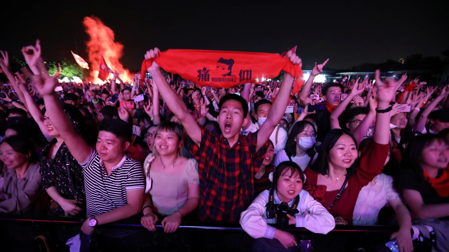 Wuhan celebra un festival de música con miles de asistentes sin mascarilla y ajenos al COVID-19 Wuhan celebra un festival de música con miles de asistentes sin mascarilla y ajenos al COVID-19