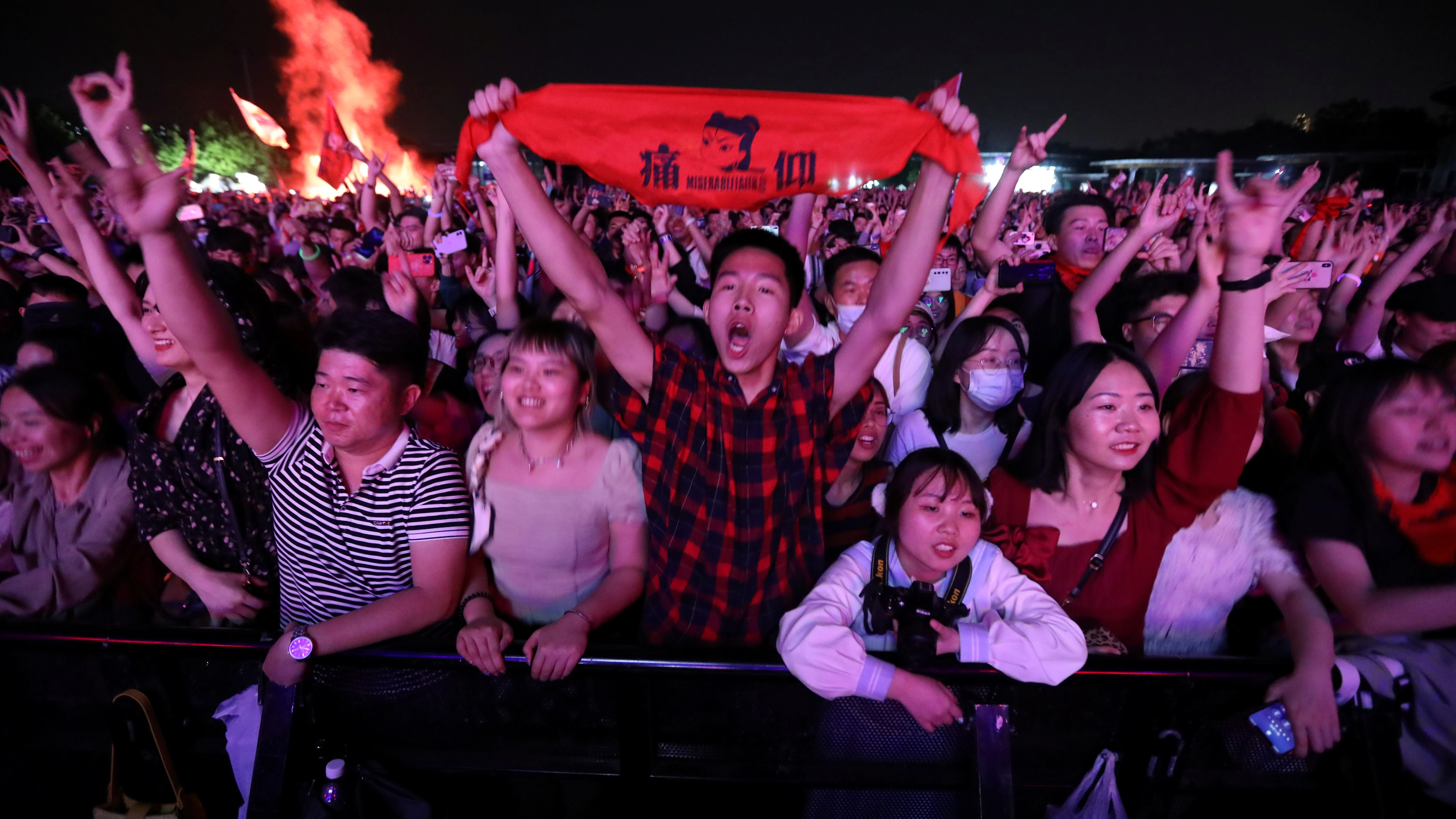 Wuhan celebra un festival de música con miles de asistentes sin mascarilla y ajenos al COVID-19