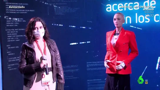 La surrealista conversación entre Ayuso y el robot Sophia: "Presidenta, ha venido usted muy guapa" La surrealista conversación entre Ayuso y el robot Sophia: "Presidenta, ha venido usted muy guapa"