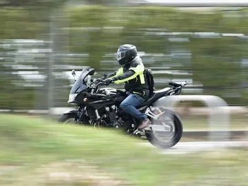 Motorista circulando por la carretera Motorista circulando por la carretera