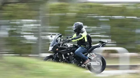 Motorista circulando por la carretera Motorista circulando por la carretera