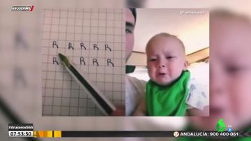 El divertido vídeo de un bebé al que su padre intenta enseñar a leer