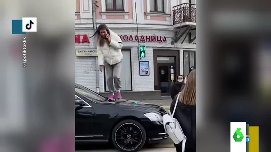 La reacción viral de una joven al subirse al capó de un coche que frena encima del paso de peatones La reacción viral de una joven al subirse al capó de un coche que frena encima del paso de peatones