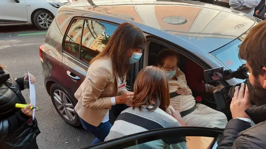 Una mujer con movilidad reducida deposita su voto desde el coche Una mujer con movilidad reducida deposita su voto desde el coche