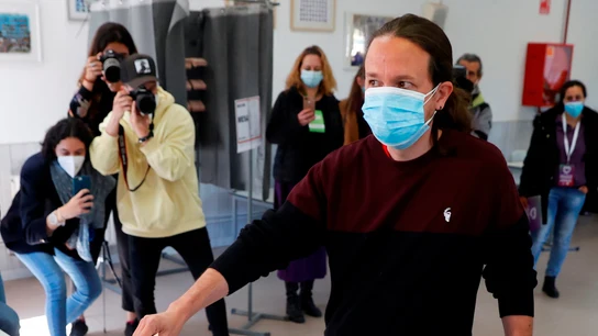 El candidato de Unidas Podemos a la Presidencia de la Comunidad de Madrid, Pablo Iglesias, ejerce su derecho al voto este martes en el Colegio público La Navata de la localidad madrileña de Galapagar. El candidato de Unidas Podemos a la Presidencia de la Comunidad de Madrid, Pablo Iglesias, ejerce su derecho al voto este martes en el Colegio público La Navata de la localidad madrileña de Galapagar.
