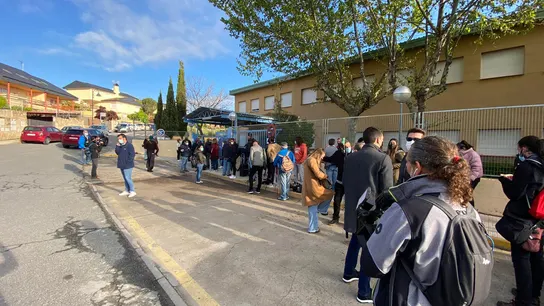 Colas en el colegio de La Navata, en Galapagar Colas en el colegio de La Navata, en Galapagar