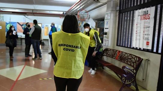Una responsable del dispositivo COVID en un colegio electoral Una responsable del dispositivo COVID en un colegio electoral