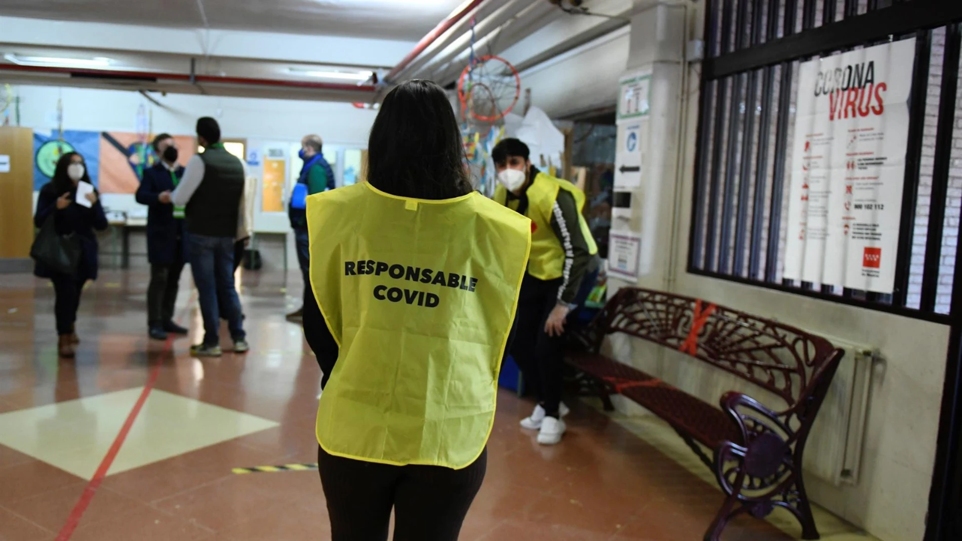 Una responsable del dispositivo COVID en un colegio electoral 