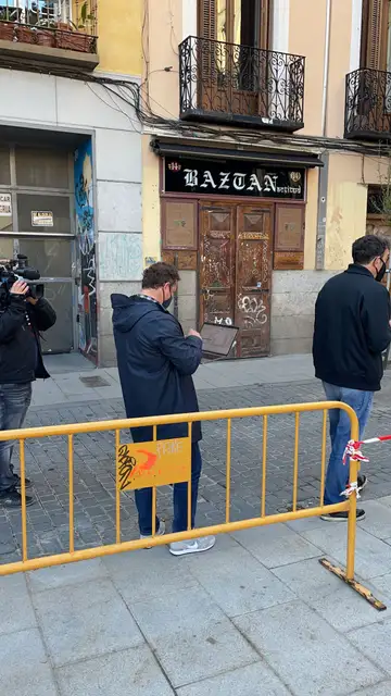 Un votante con el ordenador mientras espera su turno para entrar en el colegio electoral Un votante con el ordenador mientras espera su turno para entrar en el colegio electoral