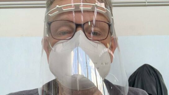 La foto de Alberto Chicote con mascarilla y pantalla transparente en la mesa electoral: "&iexcl;A contar!"