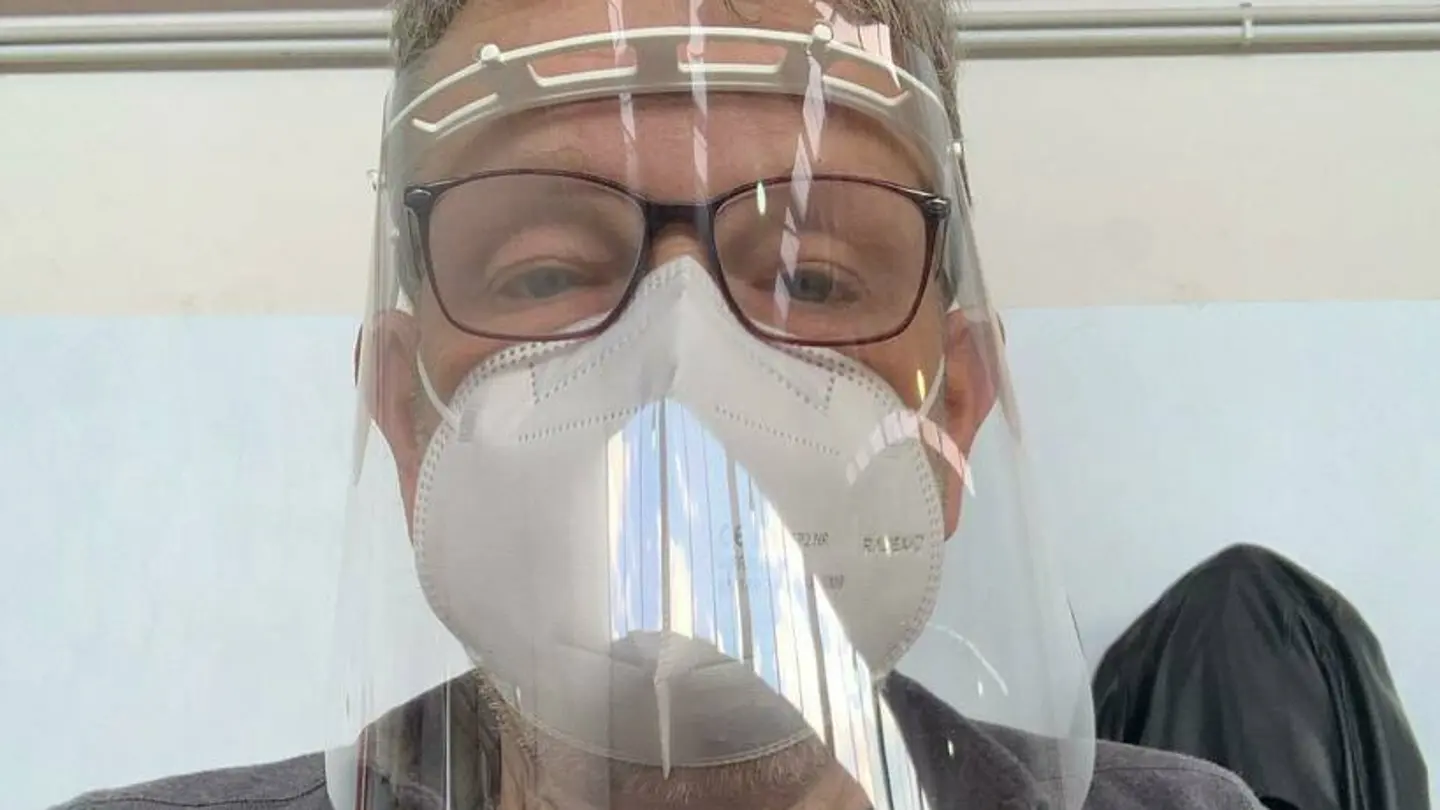 La foto de Alberto Chicote con mascarilla y pantalla transparente en la mesa electoral: "¡A contar!" La foto de Alberto Chicote con mascarilla y pantalla transparente en la mesa electoral: "¡A contar!"