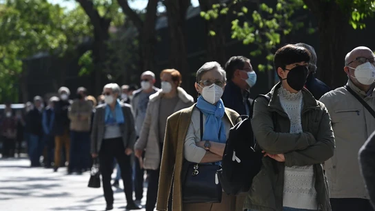Votantes esperan su turno en el Colegio de Roma en Madrid Votantes esperan su turno en el Colegio de Roma en Madrid